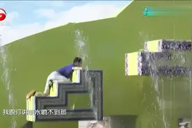 男子抹发胶去闯关，主持人想看他发胶防不防水，最后落水竟成这样