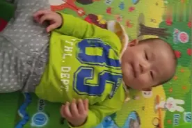 妈妈给三个月大的宝宝挠痒痒，可把小家伙乐坏了