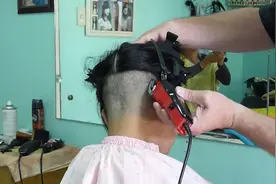 小姐姐嫌头发太多了，一狠心将后脑勺剃光后，感觉清爽多了！视频封面