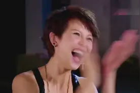 何炅录节目吻赵丽颖：你曾经有爱过我吗，赵丽颖：有！谢娜惊到了