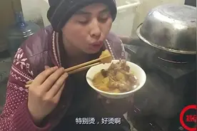 在农村里特别受欢迎的一道菜，土豆炖鸡叉骨，肉质鲜美，美味可口