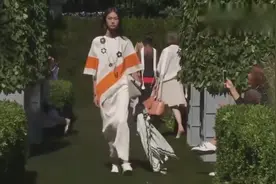 想了解2018早春时装流行元素吗？进来看看就知道了！视频封面