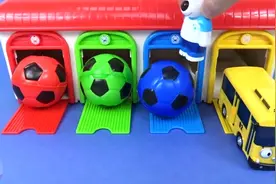 魔法小屋变出足球 又变化成公车巴士 益智玩具乐趣多多