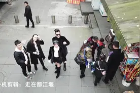 在川西景区航拍千年都江堰，这帮年轻人南桥头围观让我印象最深