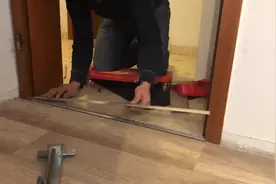 德国师傅安装木地板 工具真全乎 还有适合跪着干活移动的小车视频封面