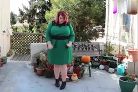 潮流穿搭：绿色连衣裙搭黑色鞋子，妹子这样穿很好看