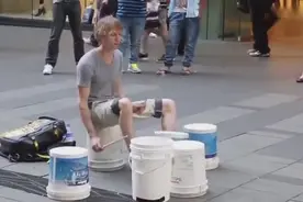 国外街头牛人，只需一对敲棍几个桶，就能演奏出超带感的音乐！视频封面