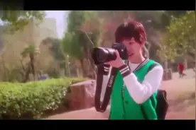 美女校园拍风景拍到帅哥，帅哥冷淡回应：那我把风景还给你