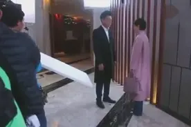 靳东深情搂过马伊琍，不成想最后竟笑场说没有哭出来视频封面