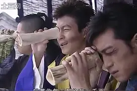 三个臭男人楼顶望美女，美女背影婀娜多姿，一回头三人恶心摔地上视频封面