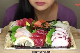 国外美女吃货，吃生鱼片拼盘，要的就是新鲜的口感，看着太馋人了视频封面