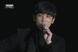 一首节奏很抓耳的韩文歌，IU在台下跟着唱，拿着花的样子太可爱了