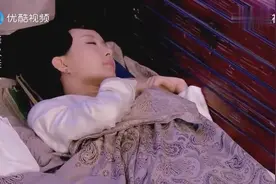 夫妻床上分界睡，没想到丈夫半夜装睡偷抱妻子，妻子吓得立马起来