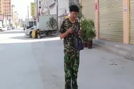 老板没钱发工资，农民工流落街头竟捡了10万，不料失主是老板娘视频封面