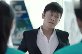 总裁正和员工说自己喜欢的类型，她正好来了，总裁赶紧散会！