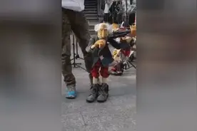 简直不可思议，一位会拉提琴的老木偶