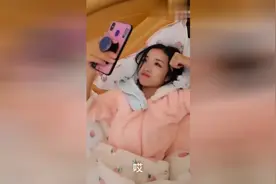 异地恋半年没见面，都很想念对方，男生开着手机看着女友睡着了！视频封面