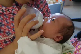 宝宝一喝奶就不哭了，这个奶瓶有点大视频封面