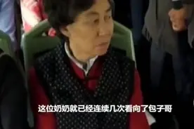 男子公交车上吃韭菜馅包子惹众怒，小朋友的一句话彻底伤了他！视频封面