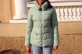 绿色小款羽绒服搭配经典牛仔裤，冬季时尚清纯穿搭你喜欢吗？视频封面