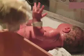 护士阿姨给新生儿洗澡，宝宝发出娇嫩的啼哭声，小模样超可爱！