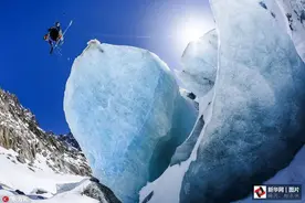 惊心动魄高难度！冒险者挑战冰壁“滑雪”图片