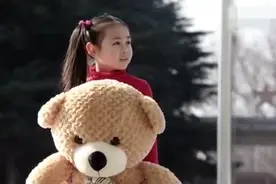 小女孩到部队找爸爸，跟守卫聊天萌翻了，好可爱啊！视频封面