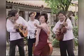 老一辈台湾艺人功底扎实 拍摄现场和酒店乐队配合又唱又跳一情歌