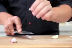 大蒜放耳朵里竟有这种奇效，您知道吗？知道后您会感谢我！视频封面