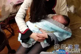 温馨！范志毅两女儿同框 姐姐对妹妹超呵护图片