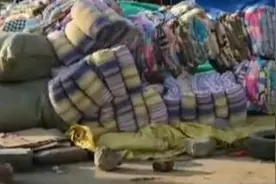 暗拍：30元棉被 里面充满“黑棉”图片