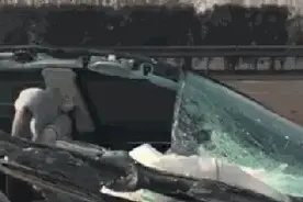 鲁A牌照车高速上被削成“敞篷车” 司机竟毫发无损图片