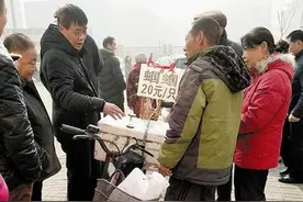 冬蝈蝈亮相街边 人们那叫一个稀罕图片