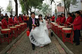 新升社区助力新人婚礼 没有烟花爆竹也热闹图片