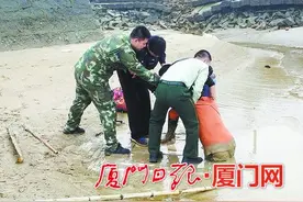 女子海边捡花蛤深陷泥潭中 警民合力救出图片
