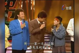 唐娜车祸后上龙兄虎弟就跟张菲以情侣装形象出现同样右手受伤视频封面