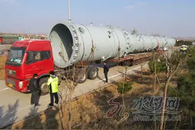 “巨无霸”超限跑高速 货物超出车身10米图片