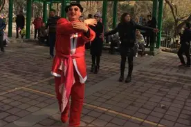 郑州54岁大叔吴怀南自创《鸡舞》走红 欲免费收徒授艺图片
