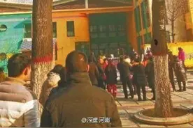 郑州一女幼师被指剪刀刺孩子手、脱衣体罚，警方控制涉事者图片