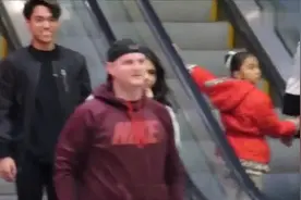 穿丁裤恶作剧，国外搞笑街拍，快点我也要看一看视频封面