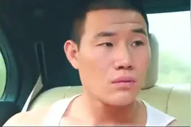 大哥坐车肚子痛让下属别说话，不料一声响，车内人立马摇下了窗视频封面