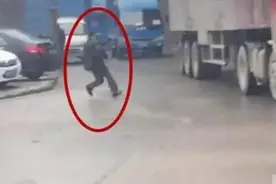 男子亡命式碰瓷 将头塞车轮下险被压扁被骂活该图片