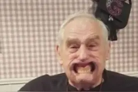 真正的笑掉大牙！美国88岁老人玩桌游笑出假牙图片