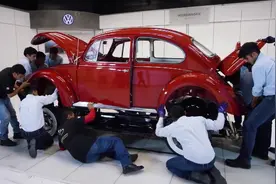 美国一老太1957的甲壳虫开了60多年，大众组一个30多人的团队翻新视频封面