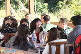 汕头90后兵哥相亲：和妹子羞涩掰手腕图片