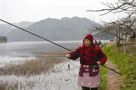 成都龙泉驿七旬太婆钓鱼功夫高 被称“女钓神”图片