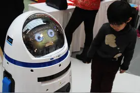 “云脑”助阵迎新年 机器人小胖带萌娃听故事图片