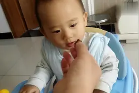 妈妈喂宝宝吃了一口巧克力，宝宝你这表情是好吃还是难吃啊视频封面