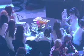 少女时代和EXO同框 看到黄子韬和鹿晗坐在一起视频封面