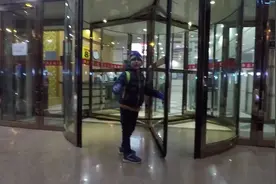 母子新疆旅行快3个月，住得最豪华舒服的一次酒店，好大还带冰箱视频封面